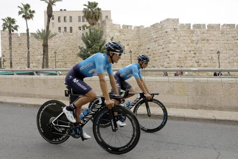 I Movistar in azione durante alle mura di Gerusalemme Vecchia EPA